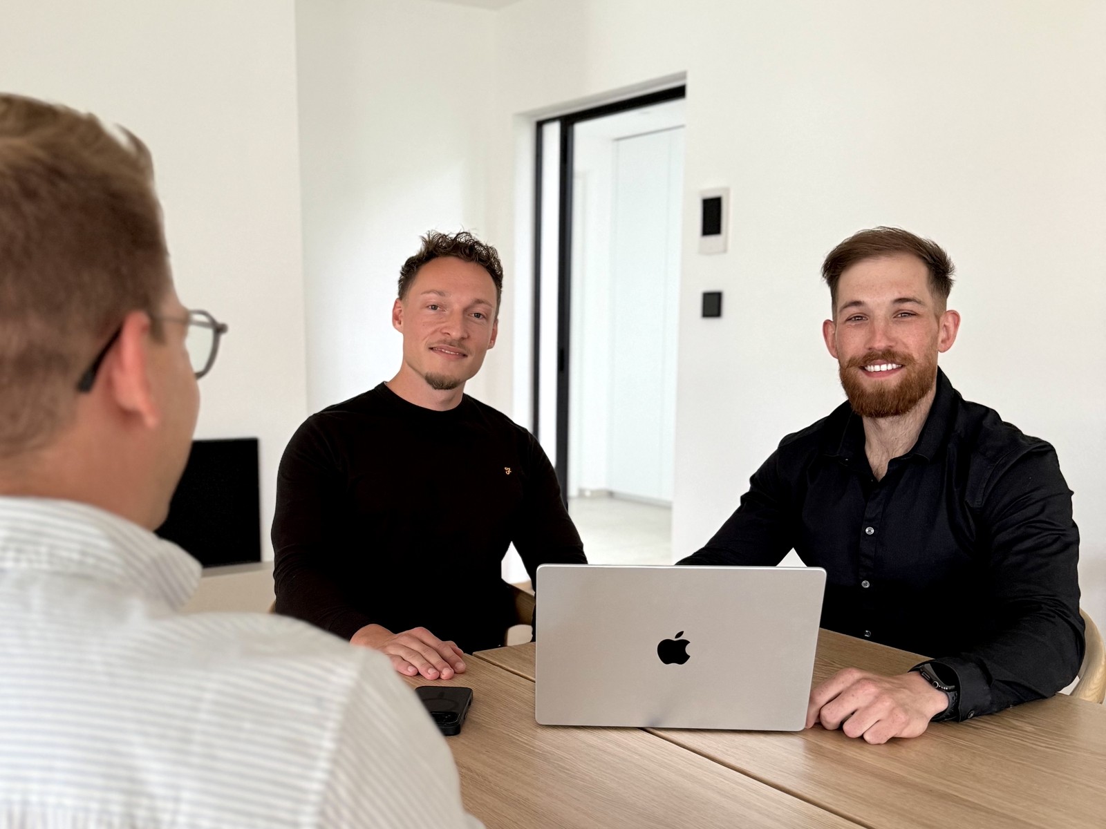 Daniel Hirschmann und Matthias Amann von Coreflow AI im Beratungsgespräch mit einem Kunden