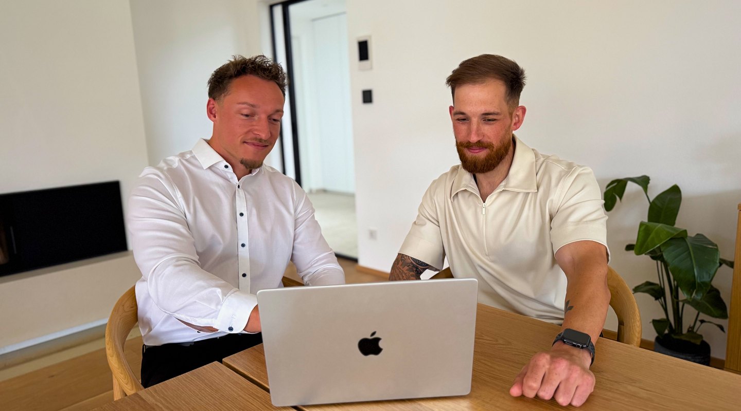 Matthias Amann und Daniel Hirschmann, die Gründer von Coreflow AI, gemeinsam am Laptop